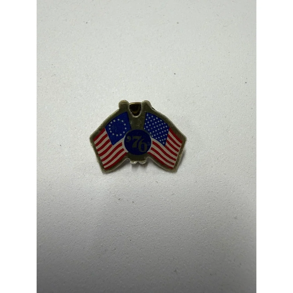 Vintage 1976 Bicentennial American Flag Lapel Pin Patriotic 76 Double Flag Pin